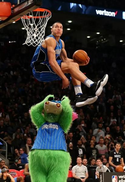 2016nba全明星扣篮大赛拉文vs戈登，nba最精彩扣篮大赛拉文戈登