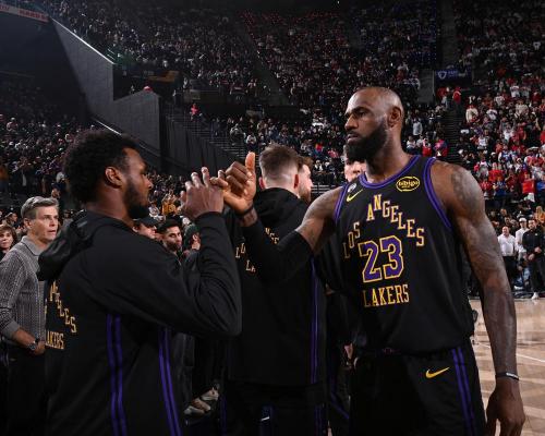 《NBA最前线湖人队：王者归来，火力全开！》