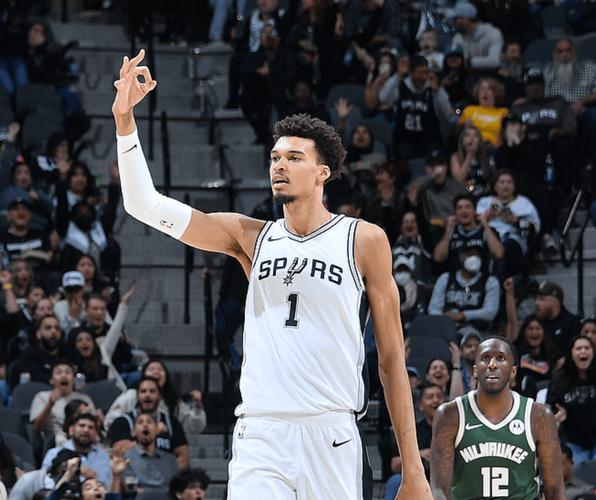 《NBA战火重燃，最新排名出炉！谁将登顶王座？》