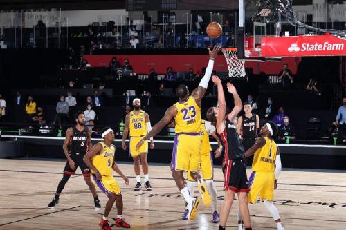 《NBA总决赛激战正酣，湖人队逆袭夺冠！六场激战，悬念迭起！》