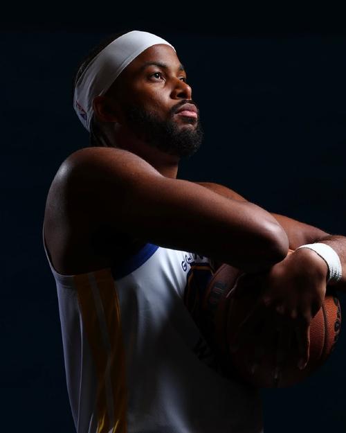 《NBA最风流人物，他不仅球场上的风采绝代，球场下也是情场高手！》
