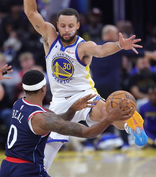 《NBA一场篮球比赛到底有多长？揭秘篮球场上的激情与汗水》