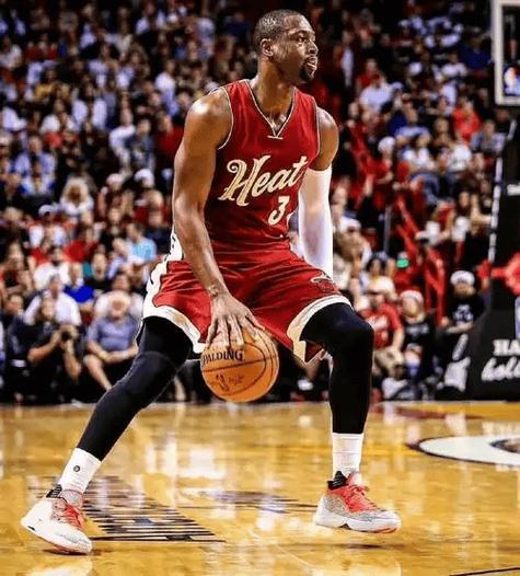 《NBA最前线韦德：老将不死，传奇再燃！》