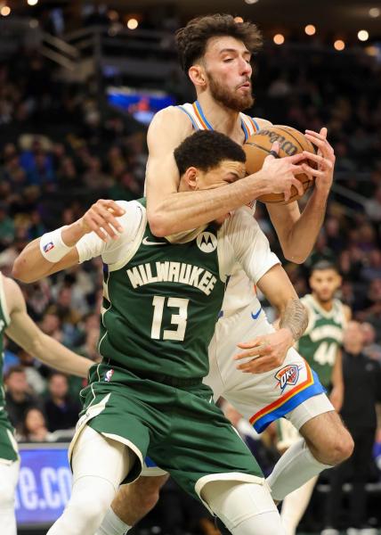 《NBA总决赛G7：雄鹿VS篮网，激战正酣，今晚谁将夺冠？》