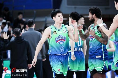 《NBA最前线第一季：球场上的青春盛宴，我们一起见证的成长》