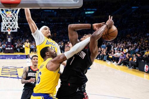 《NBA最新战况！火箭逆转战意十足，湖人紧追不舍，谁能领跑西部？》
