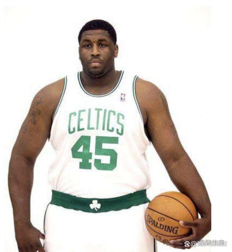 NBA历史上最肥的球员：他的“胖”故事，让人笑中带泪！🤣💪