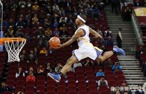 《NBA最高摸高记录：谁曾一跃飞天，刷新人类极限？》