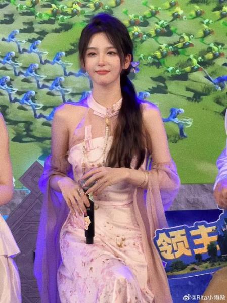 LPL解说Rita晒照：hi想听句我想你了