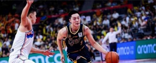 杨鸣谈胡明轩低迷：与广东选外援严重重叠被迫到1号位不是他特点